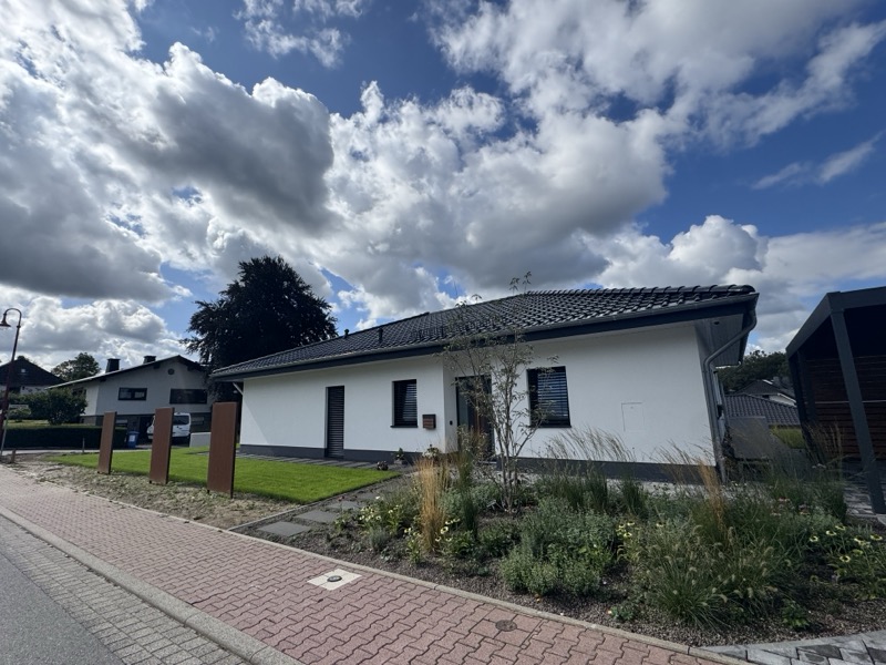 Außenansicht des Bungalows mit Staudenbeet in Flammersfeld